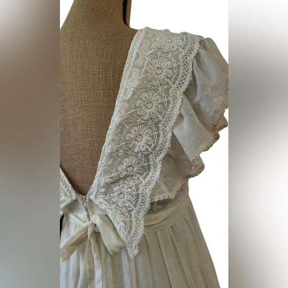 Elegant Cream Maxi Dress - Picture 5 of 5